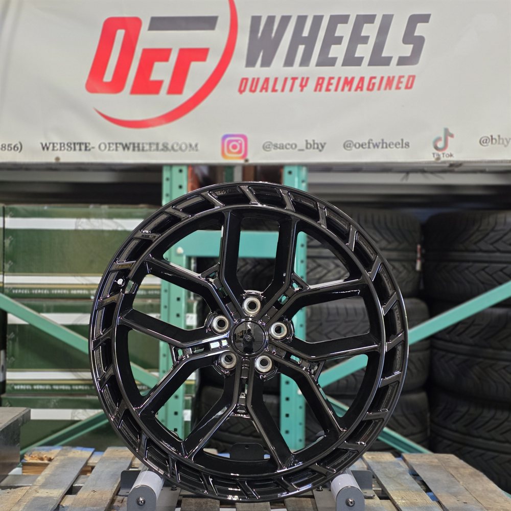 Range Rover LR04 wheel — Gloss Black